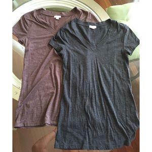 2 Zenana Outfitters v-necks in dark gray and brown